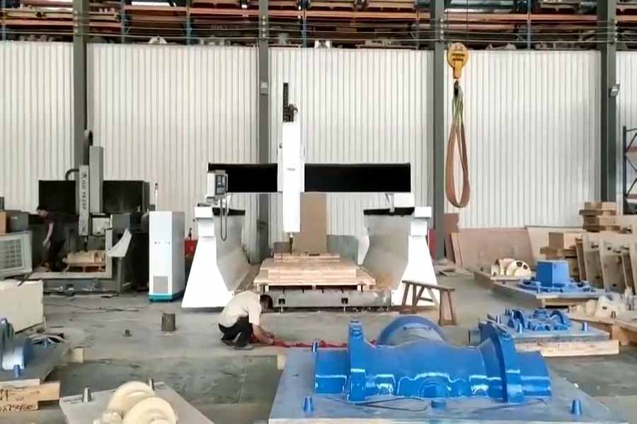 閥體加工中心設(shè)備調(diào)試完成開動大吉