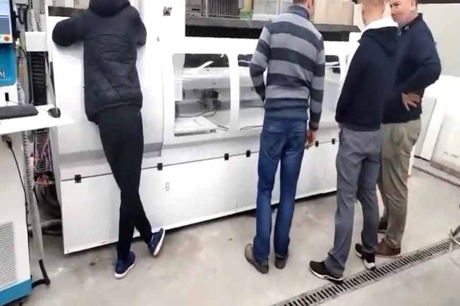 國外客戶設(shè)備安裝調(diào)試中